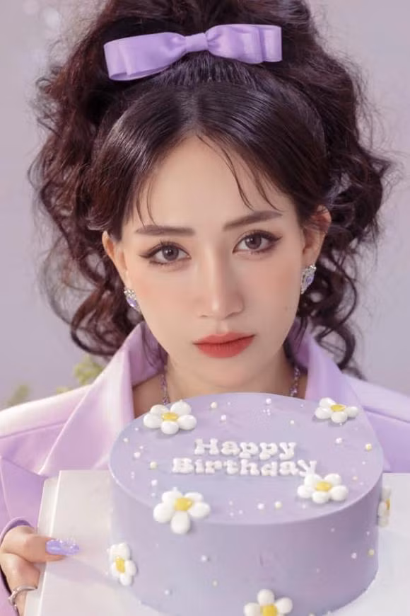 Năm 2019, Joyce Phạm kết hôn với thiếu gia Tâm Nguyễn khi tuổi đời còn trẻ. Đám cưới của cô nàng gây chấn động vì quy tụ dàn siêu xe hoành tráng và có sự góp mặt của nhiều người nổi tiếng.