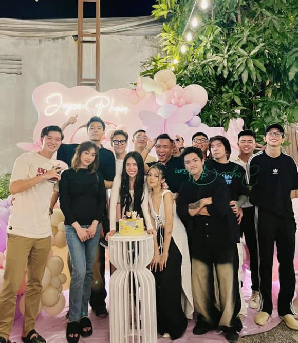 Bữa tiệc chỉ có bạn bè của Joyce Phạm, đại gia Minh Nhựa vắng mặt. Có lẽ nam doanh nhân sẽ chúc mừng và tặng quà sinh nhật cho con gái theo cách khác.