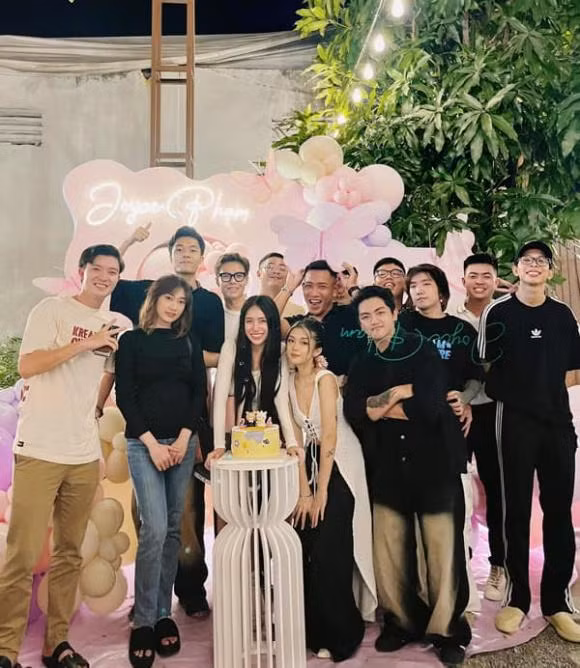 Bữa tiệc chỉ có bạn bè của Joyce Phạm, đại gia Minh Nhựa vắng mặt. Có lẽ nam doanh nhân sẽ chúc mừng và tặng quà sinh nhật cho con gái theo cách khác.