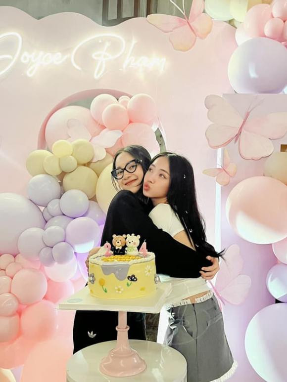Hình ảnh Joyce Phạm "tình thân mến thân" với bạn bè trong ngày sinh nhật.