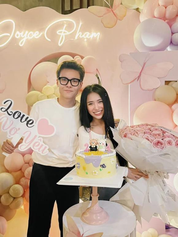 "Một buổi tiệc sinh nhật đầy bất ngờ và nhiều cung bậc cảm xúc. Em cám ơn tất cả mọi người", Joyce Phạm viết.