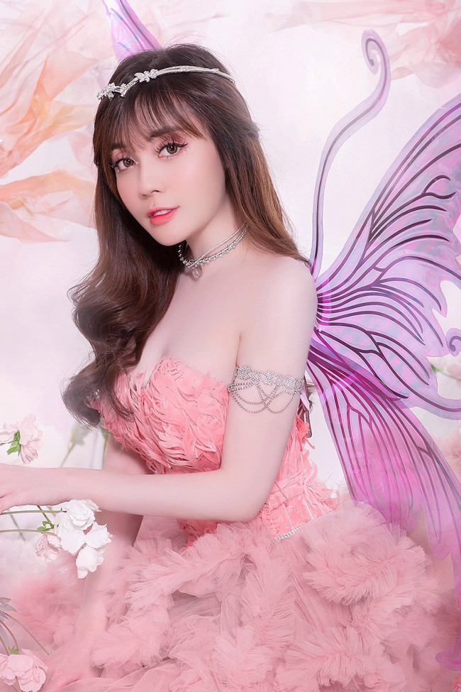 Hà My viết: "Có khi đây chính là thời điểm đẹp nhất trong đời. Kinh tế vững chắc, sự nghiệp ổn định, trái tim lành lặn. Bây giờ mới là thanh xuân".