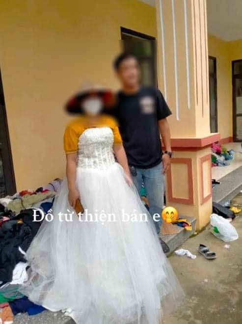Trên các fanpage trên MXH, hình ảnh cả bộ váy cưới cũng mang đi ủng hộ bà con vùng lũ gây xôn xao khắp cõi mạng bởi sự thiếu hiểu biết hay việc ủng hộ cho có của một bộ phận người dân.