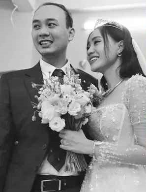 Và con hãy là người tử tế biết điều, biết yêu thương, biết trân trọng, nâng niu ngọn lửa gia đình. Cuộc sống của 2 đứa, sẽ tràn ngập tiếng cười và hạnh phúc. Đừng yêu một người đến với con vì những thứ bề ngoài xinh đẹp mượt mà. Rồi con cũng già đi, có những lúc bầu bí hoặc ốm đau bết bát, họ có thể bỏ con để tới với người mới trẻ trung mơn mởn hơn". Nguyễn Xuân Anh viết thêm.