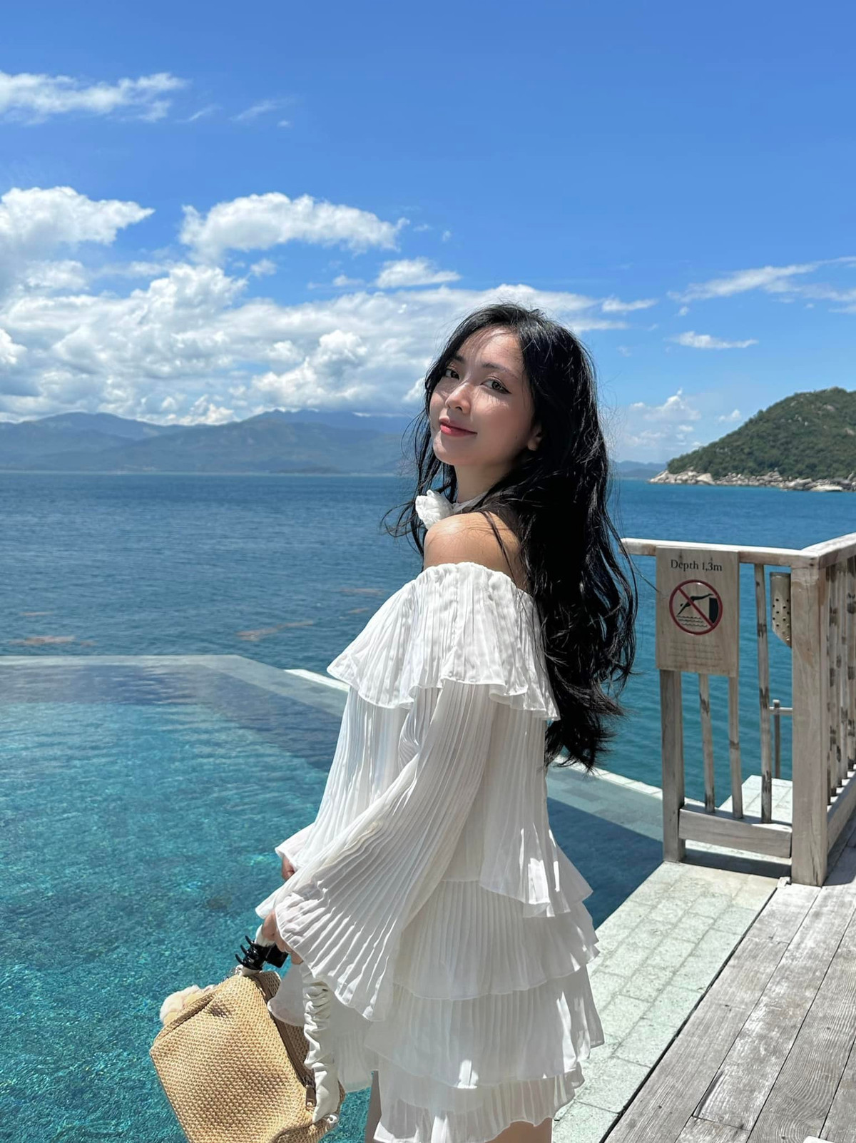 Đức Chinh - Hà Trang chính thức công khai hẹn hò vào năm 2019. Cả hai luôn kín tiếng, không thường xuyên đăng ảnh cùng nhau trên mạng xã hội.