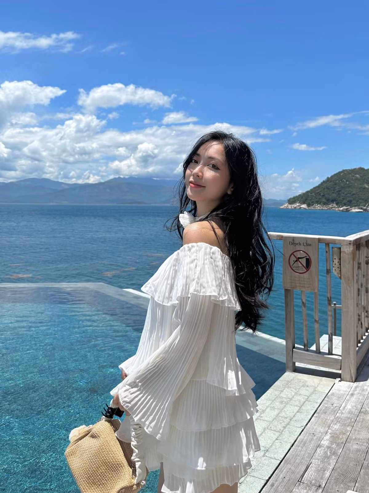 Đức Chinh - Hà Trang chính thức công khai hẹn hò vào năm 2019. Cả hai luôn kín tiếng, không thường xuyên đăng ảnh cùng nhau trên mạng xã hội.