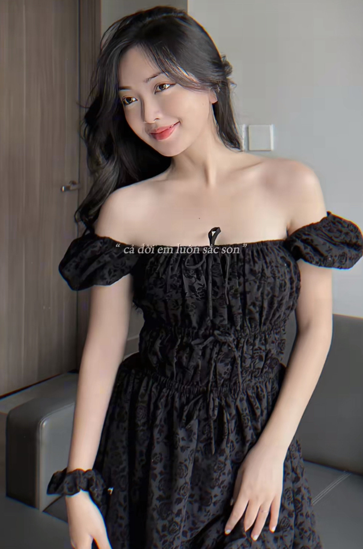 Không cần phải diện trang phục gợi cảm, mặc đơn giản đi cà phê Hà Trang vẫn được Doãn Hải My khen xinh "xuất sắc". Hà Trang và Hải My là chị em thân thiết chơi cùng một hội.