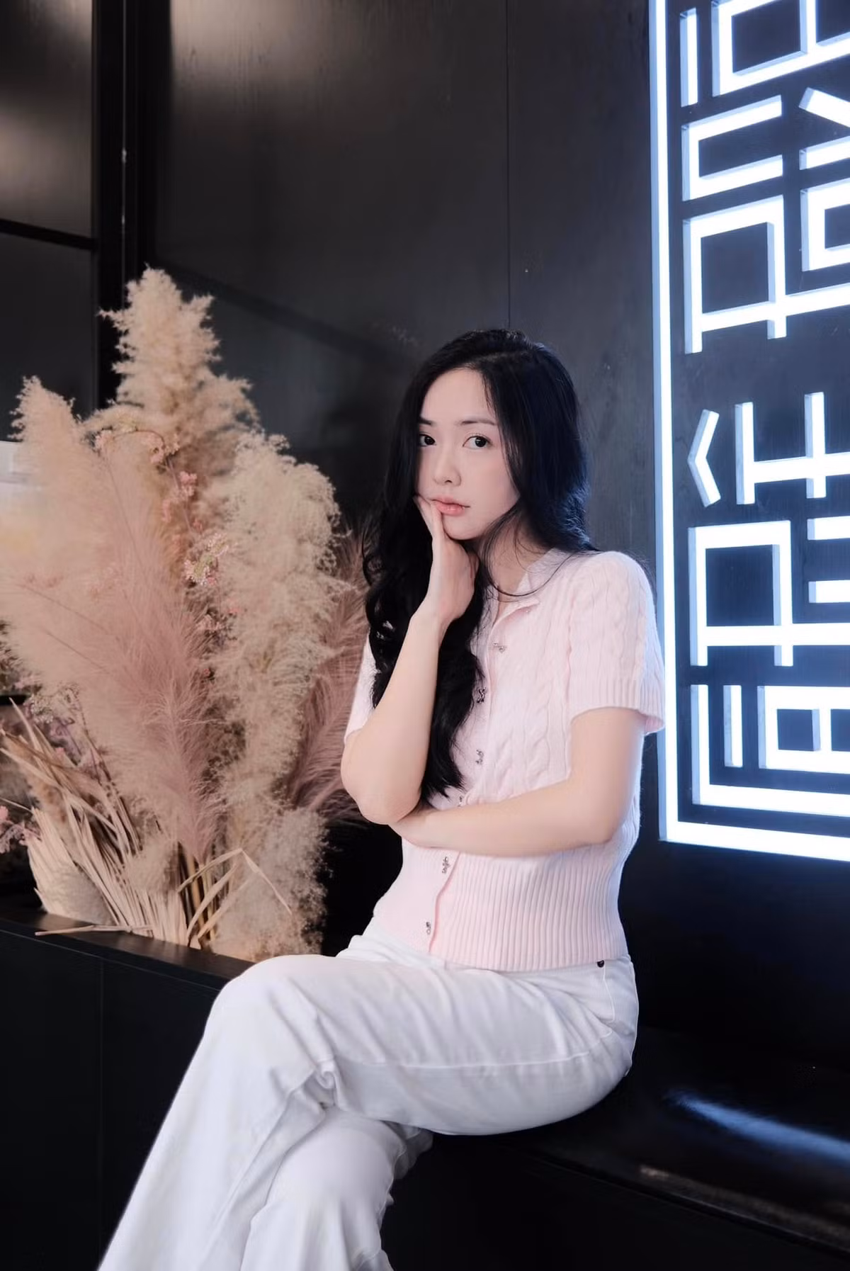 Mới đây, Hà Trang xuất hiện cùng dàn WAGs Việt đi cà phê. Dù mới sinh con nhưng vợ Đức Chinh vẫn sở hữu nhan sắc cực ngọt ngào.