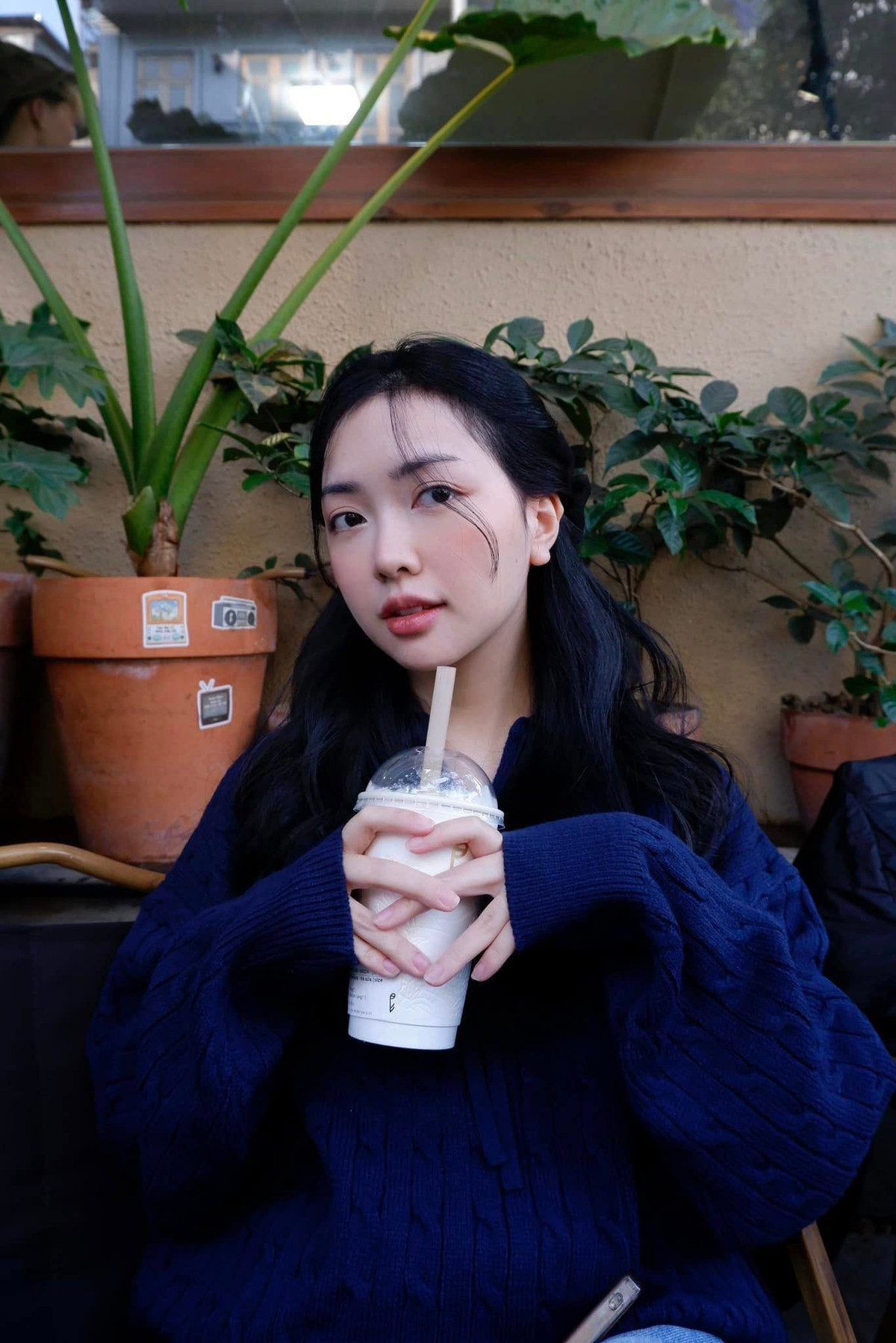 Mai Hà Trang sở hữu gương mặt hài hòa với đường nét thanh tú, làn da trắng sáng và nụ cười duyên dáng.