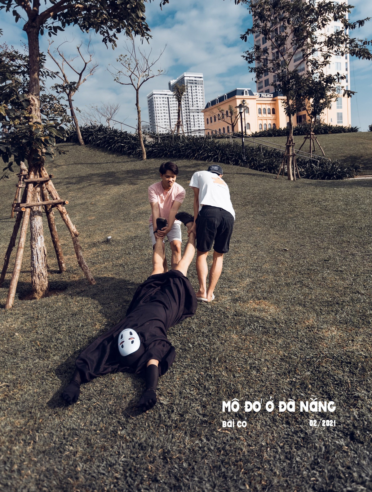 Không chỉ đơn thuần là quảng bá hình ảnh những góc siêu đẹp của TP Đà Nẵng, bộ ảnh mới xuất hiện trên fanpage Mỳ Quảng TV còn gây chú ý bởi biểu cảm và cách tạo dáng mặn chát của 3 nhân vật chính.