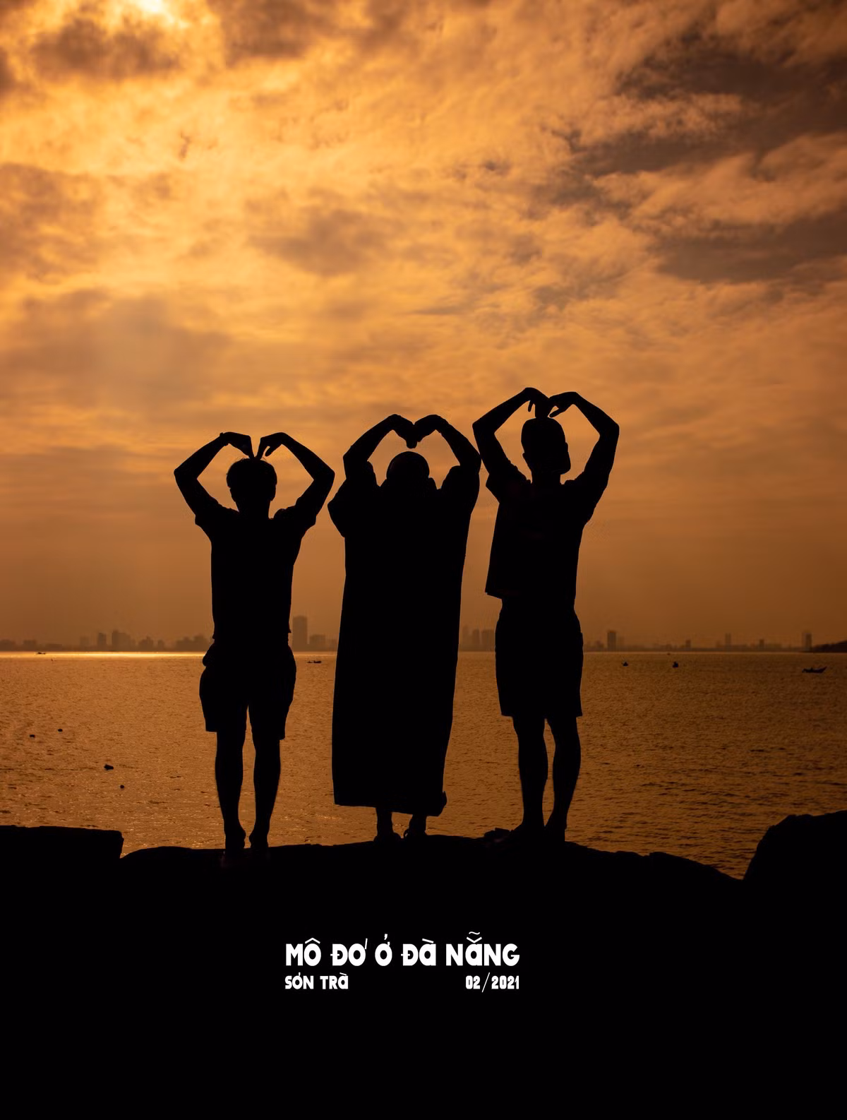 Trong những ngày đầu năm, bộ ảnh đi khắp Đà Nẵng với phong cách 'kiểu gì cũng chụp' khiến nhiều người xem cười lăn cười bò.