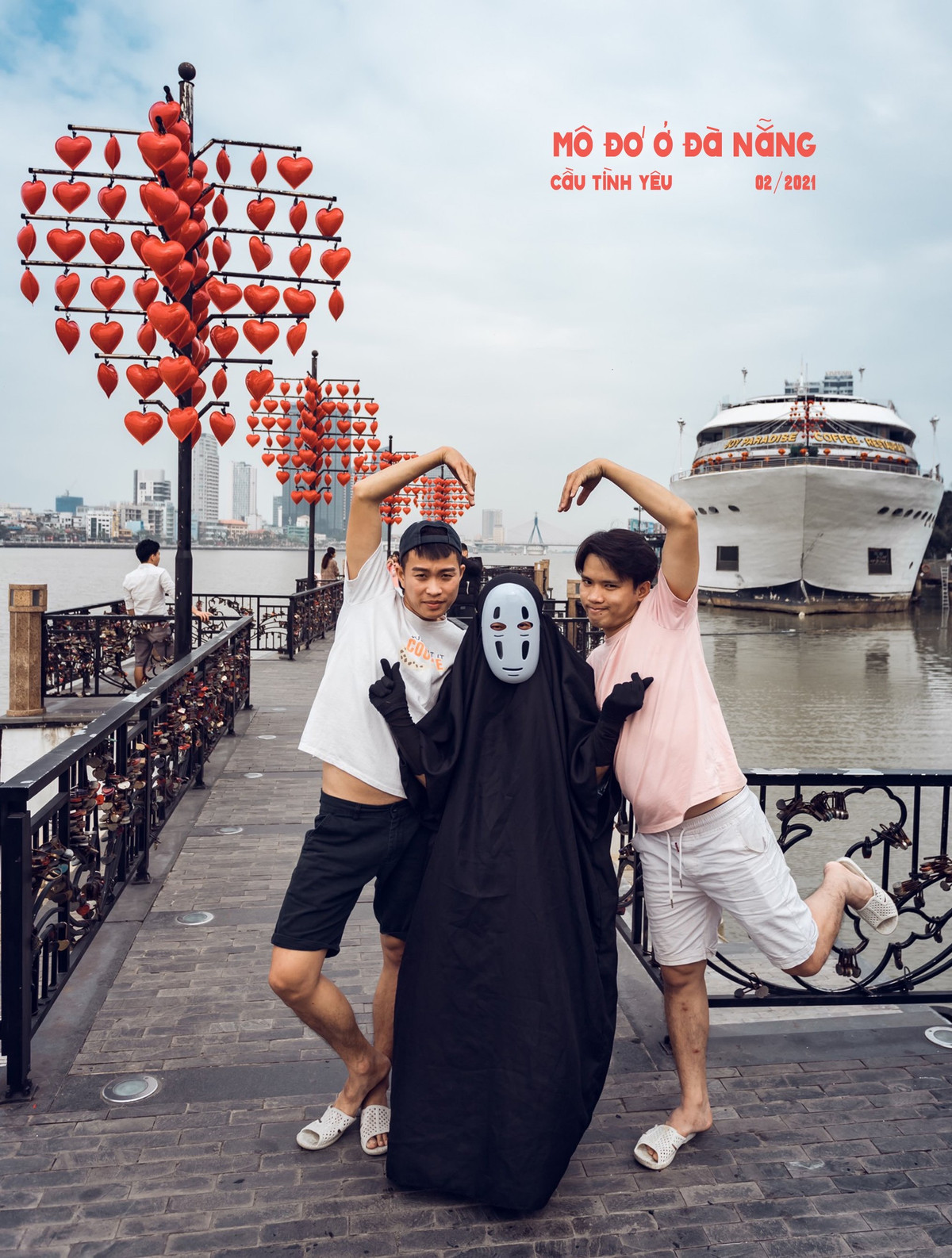 Thậm chí có dân mạng bình luận "bị trầm cảm" sau khi xem xong loạt ảnh hài hước mà 3 chàng trai kênh Mỳ Quảng TV thực hiện.