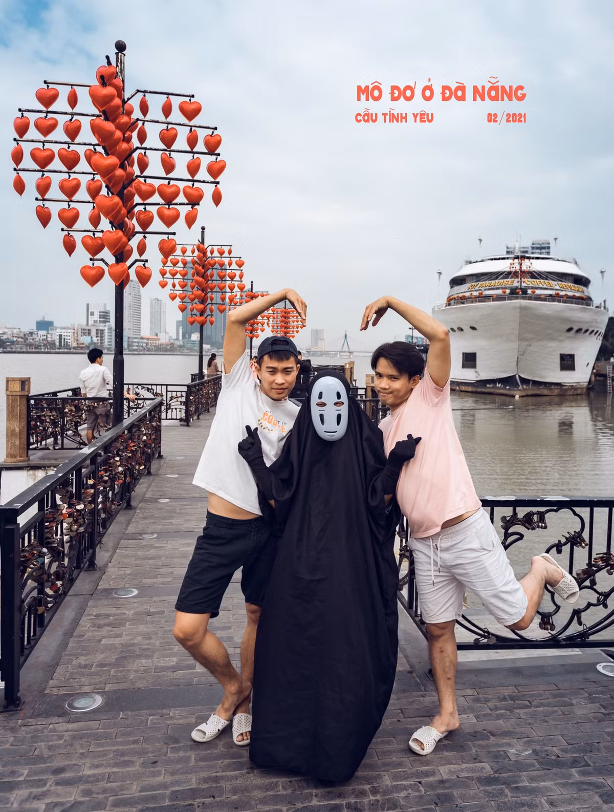 Thậm chí có dân mạng bình luận "bị trầm cảm" sau khi xem xong loạt ảnh hài hước mà 3 chàng trai kênh Mỳ Quảng TV thực hiện.