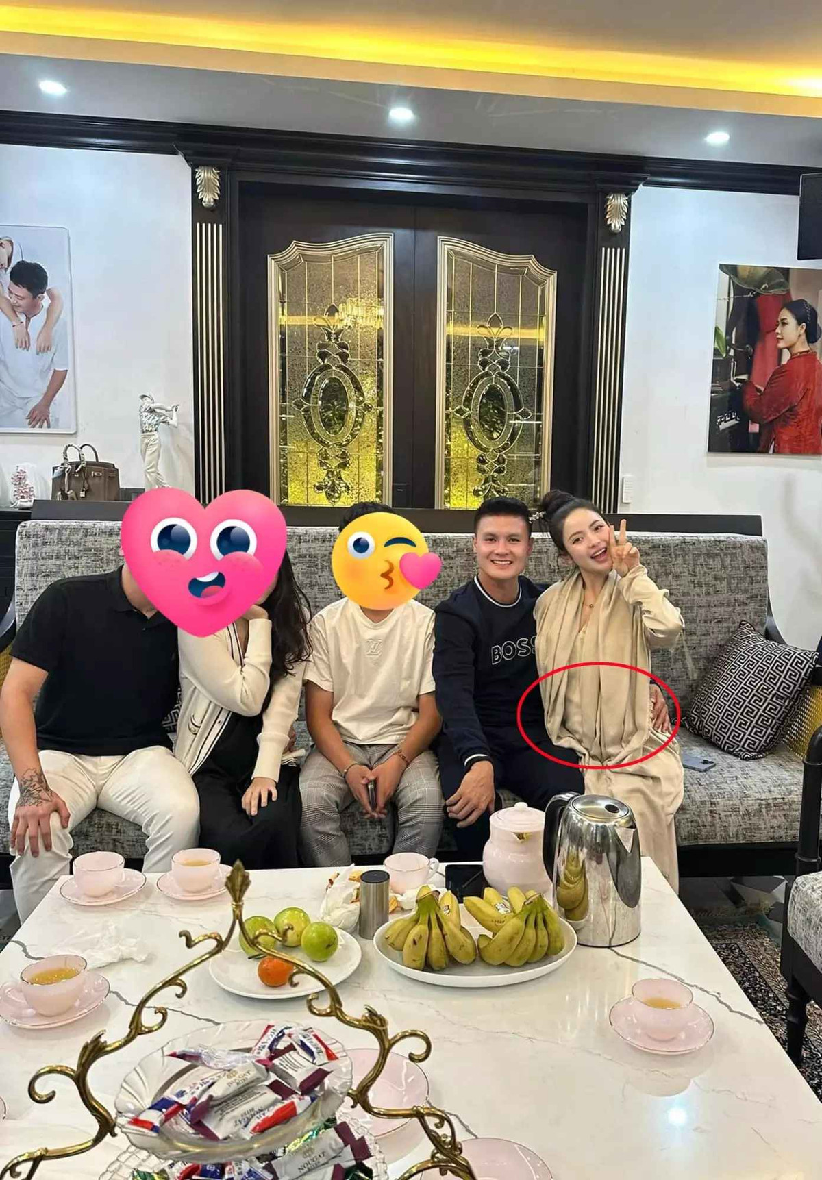 Lúc này, Chu Thanh Huyền hỏi về phương thức tặng quà của Quang Hải: "Bây giờ vợ mua ba chuyển khoản hay ba chuyển khoản vợ mua?". Đáp lại, chàng tuyển thủ ngôi sao thể hiện sự yêu chiều với bà xã: "Thế nào cũng được, mẹ muốn thế nào cũng được".