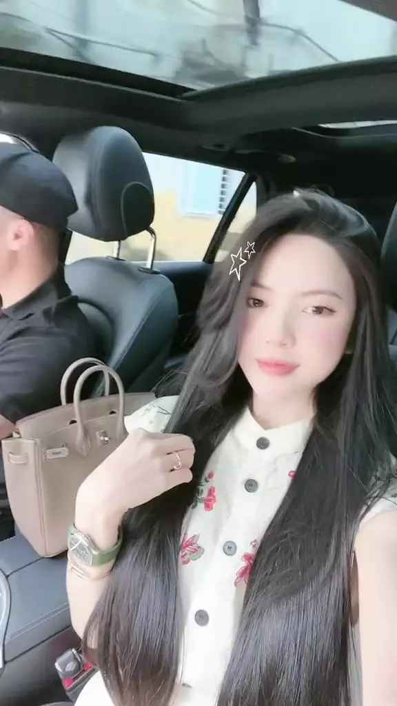 Cụ thể, cả hai gọi nhau là "ba - mẹ". Thanh Huyền nói: "Ba ơi, vợ đã nghĩ ra món quà 8/3 ba tặng cho vợ rồi đấy". Quang Hải đáp: "Mẹ nói đi".