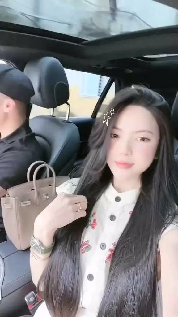 Cụ thể, cả hai gọi nhau là "ba - mẹ". Thanh Huyền nói: "Ba ơi, vợ đã nghĩ ra món quà 8/3 ba tặng cho vợ rồi đấy". Quang Hải đáp: "Mẹ nói đi".