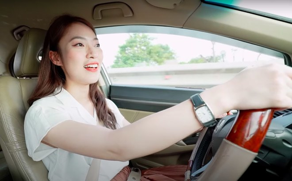 Đồng thời, Khánh Vy phải di chuyển khá nhiều giữa Hà Nội và TP.HCM nên nữ MC quyết định mua một căn nhà để làm điểm dừng chân thay vì phải đau đầu nghĩ ở đâu, chọn homestay nào mỗi lần đến TP.HCM.