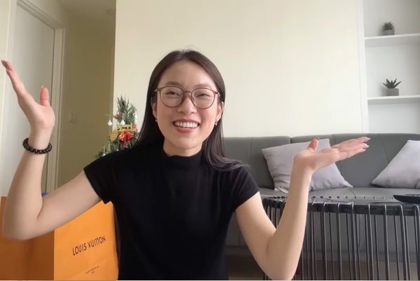 Khánh Vy chia sẻ, lần đầu tiên cô nàng được bố mẹ đưa đến TP. HCM là khi mới học cấp hai. Tuy nhiên, thời điểm đó gia đình nữ MC chưa thực sự hứng thú với vùng đất mới này.