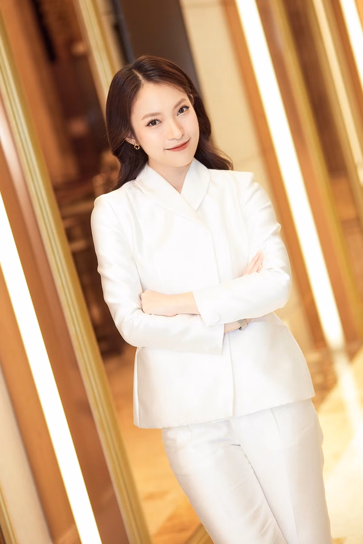 Trước đó, Khánh Vy đã sở hữu một căn chung cư ở Hà Nội và thường xuyên đón bố mẹ đến ở cùng. Căn hộ rộng 100m2, có 3 phòng ngủ, 2 phòng tắm và 1 ban công với tông màu trắng làm chủ đạo.