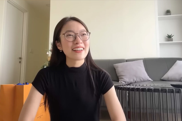 Đến năm 2022, Khánh Vy đưa bố mẹ quay trở lại TP.HCM để du lịch. Điều bất ngờ là gia đình cô lại cảm thấy “ưng" khí hậu và thời tiết nơi đây.