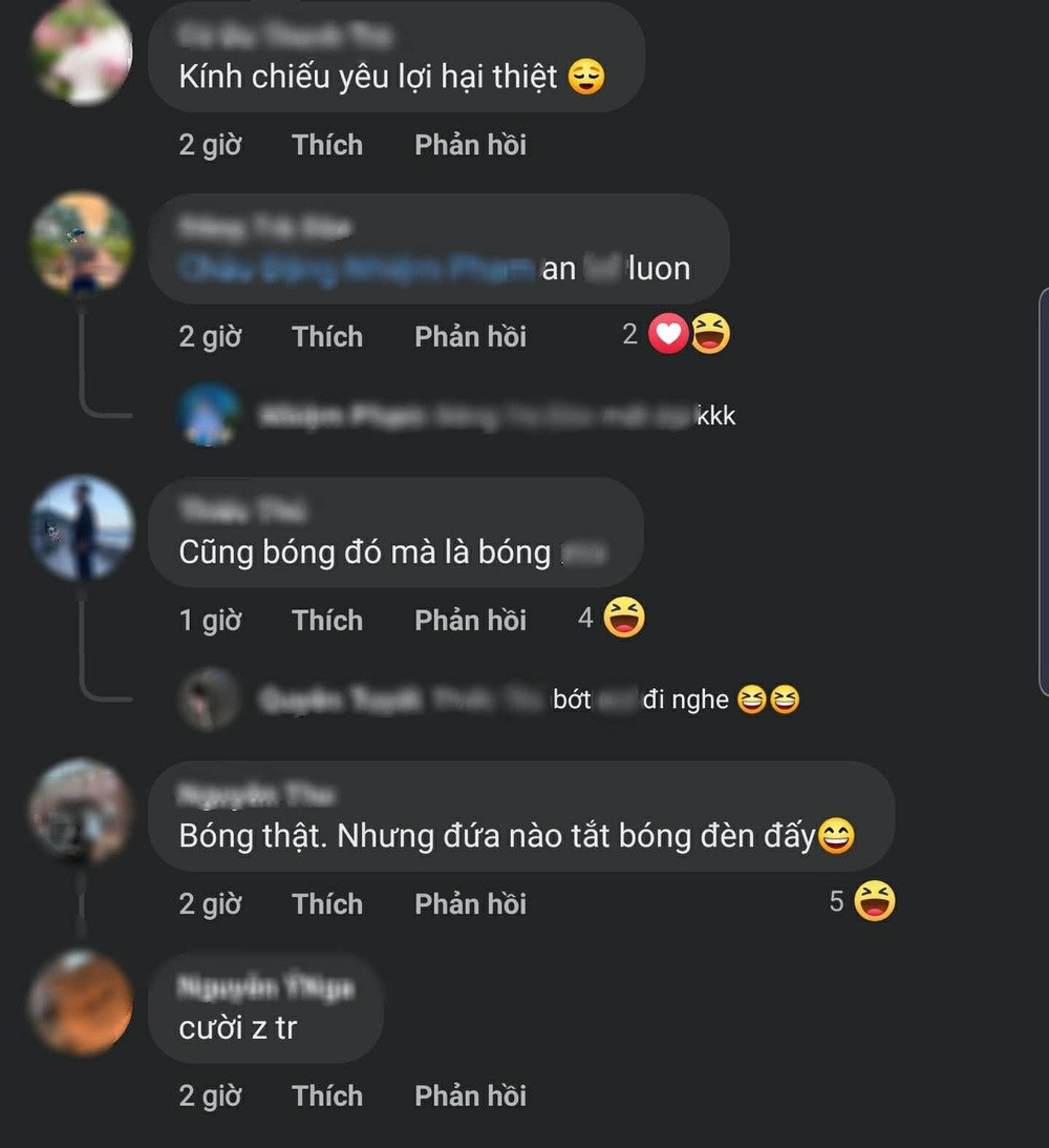 Tình huống trớ trêu, "dở khóc dở cười" đó của hot girl bán hàng online ngay tức khắc khiến dân tình "cười như được mùa", nhiều người để lại bình luận hài hước: "Bóng thật, nhưng đứa nào tắt bóng đèn đấy?", "kính chiếu yêu lợi hại thật"...