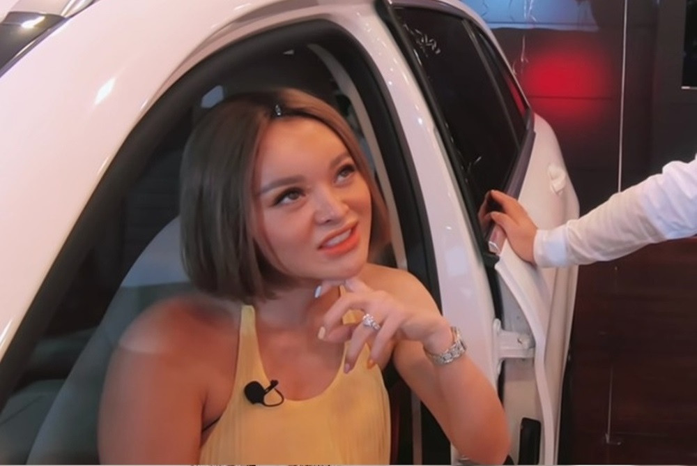 Chính vì điều đó mà nhiều khán giả cho rằng, người đẹp đang có dự định debut, tiến vào showbiz, hoạt động trong giới nghệ thuật.