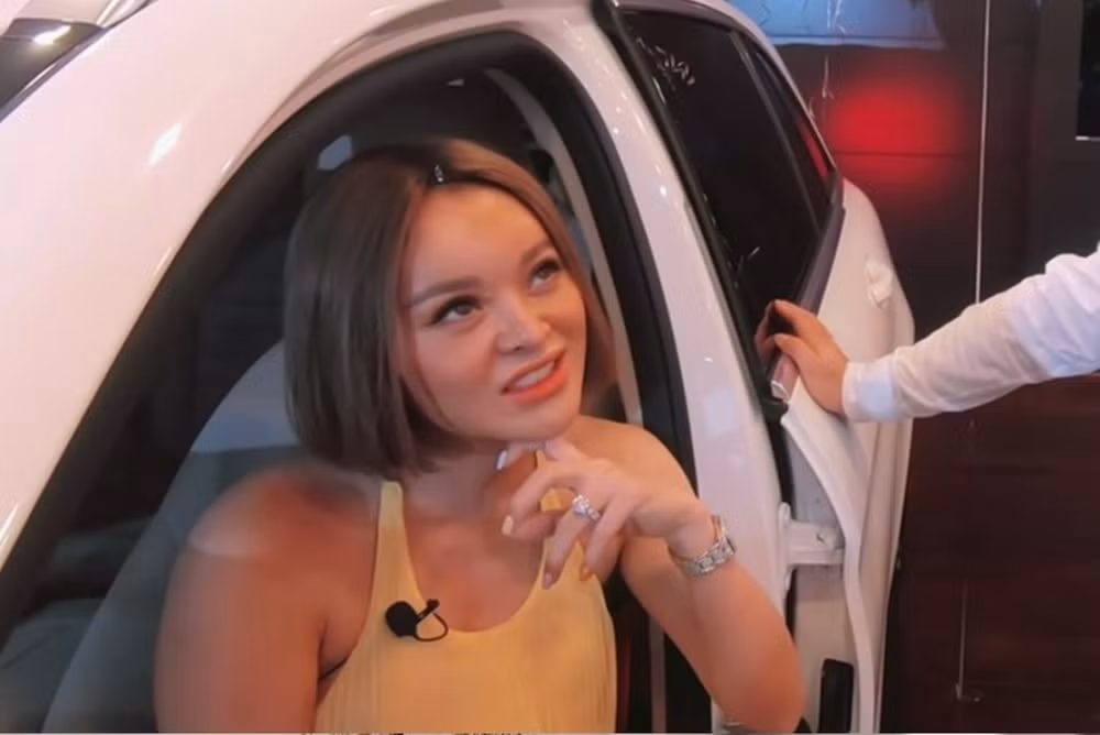 Chính vì điều đó mà nhiều khán giả cho rằng, người đẹp đang có dự định debut, tiến vào showbiz, hoạt động trong giới nghệ thuật.