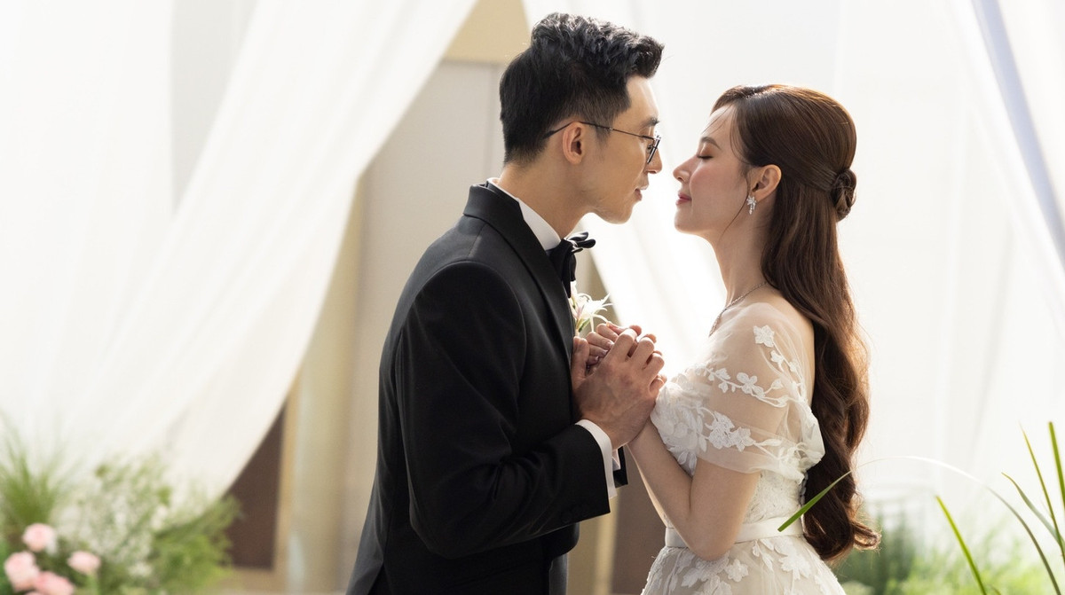 Trước hôn lễ tại TP.HCM, vợ chồng Midu tổ chức một tiệc cưới thân mật tại Đà Lạt dành riêng cho bạn bè. Midu và Minh Đạt có khoảng thời gian hẹn hò kín tiếng trước khi nên duyên vợ chồng. Ông xã Midu kém cô 1 tuổi, là thiếu gia của tập đoàn nhựa nổi tiếng.