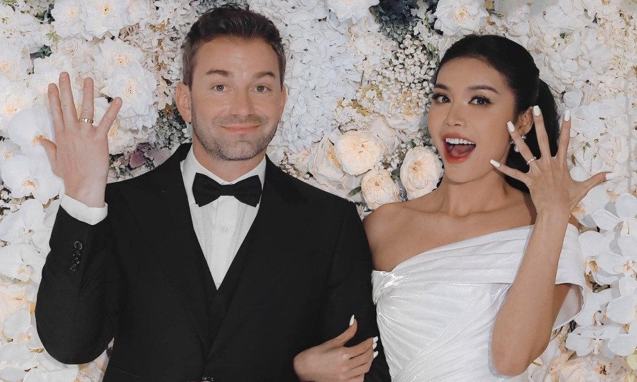 Đặc biệt, hình ảnh cô dâu Minh Tú tay cầm bó hoa có hình người cha quá cố của cô gây xúc động mạnh, dù ông không còn nữa nhưng hình ảnh ông vẫn hiện diện ở những giây phút hạnh phúc nhất của Minh Tú.