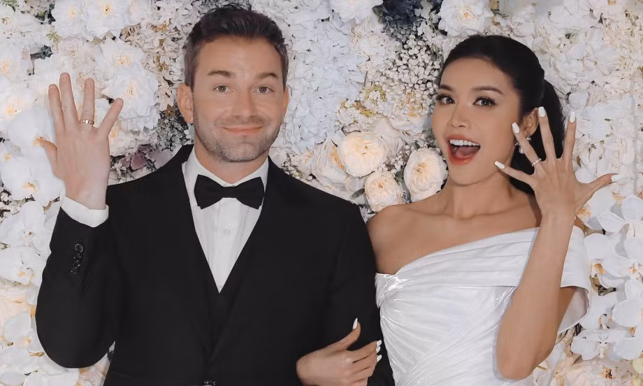 Đặc biệt, hình ảnh cô dâu Minh Tú tay cầm bó hoa có hình người cha quá cố của cô gây xúc động mạnh, dù ông không còn nữa nhưng hình ảnh ông vẫn hiện diện ở những giây phút hạnh phúc nhất của Minh Tú.