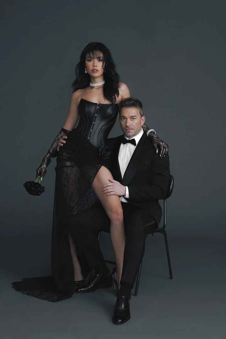 Trong ngày trọng đại của cuộc đời, cô dâu Minh Tú và chú rể Christopher xuất hiện trong bộ lễ phục trắng như hoàng tử và công chúa bước ra từ truyện cổ tích.