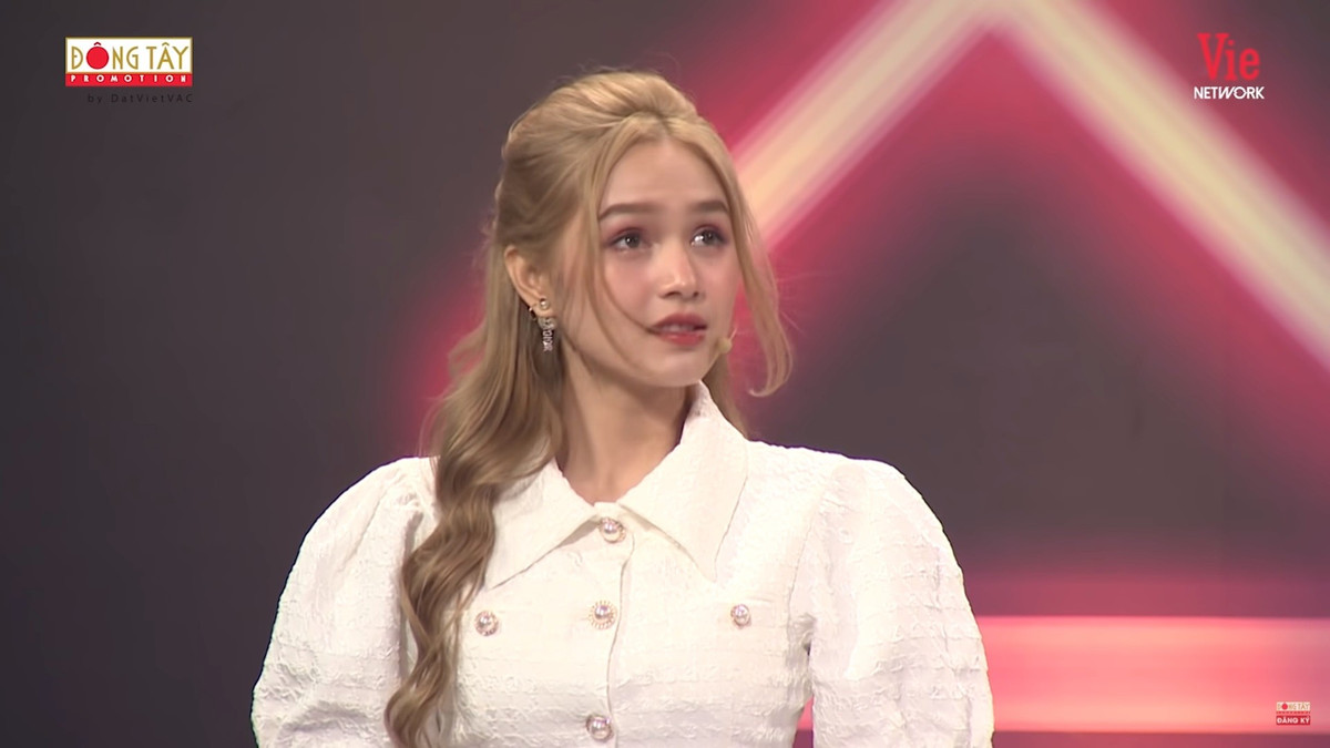 Vẫn là Xoài Non với màu tóc khói bắt mắt, càng giúp tôn lên làn da đã trắng lại càng sáng hơn.