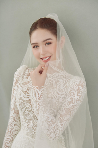 Trên sóng truyền hình trực tiếp bất chấp đủ mọi camera, Xoài Non vẫn xinh đẹp lộng lẫy, từ gương mặt đến vóc dáng đều đáng ngưỡng mộ.