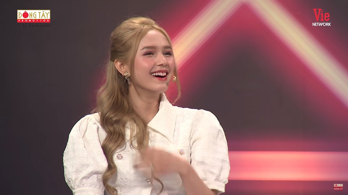 Ngay từ khi vừa xuất hiện, diễn viên Trường Giang đã xuýt xoa và dành lời khen Xoài Non quá xinh đẹp, khiến cô nàng ngại ngùng không thôi.