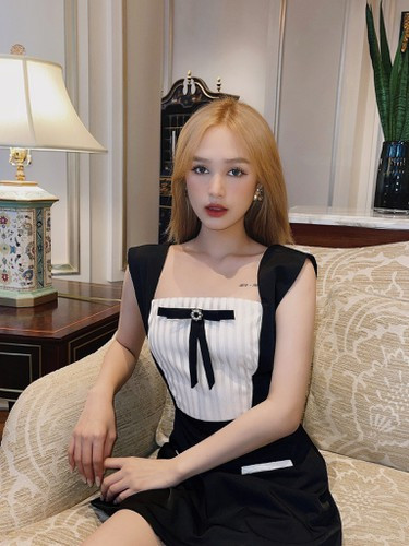 Tên tuổi cô nàng càng được quan tâm hơn khi kết đôi với Xemesis (sinh năm 1989) - nổi tiếng trong cộng đồng game với xuất thân giàu có.