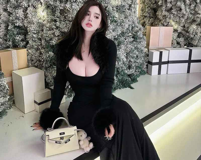 Được biết, vòng 1 của Ase lên tới 100cm.