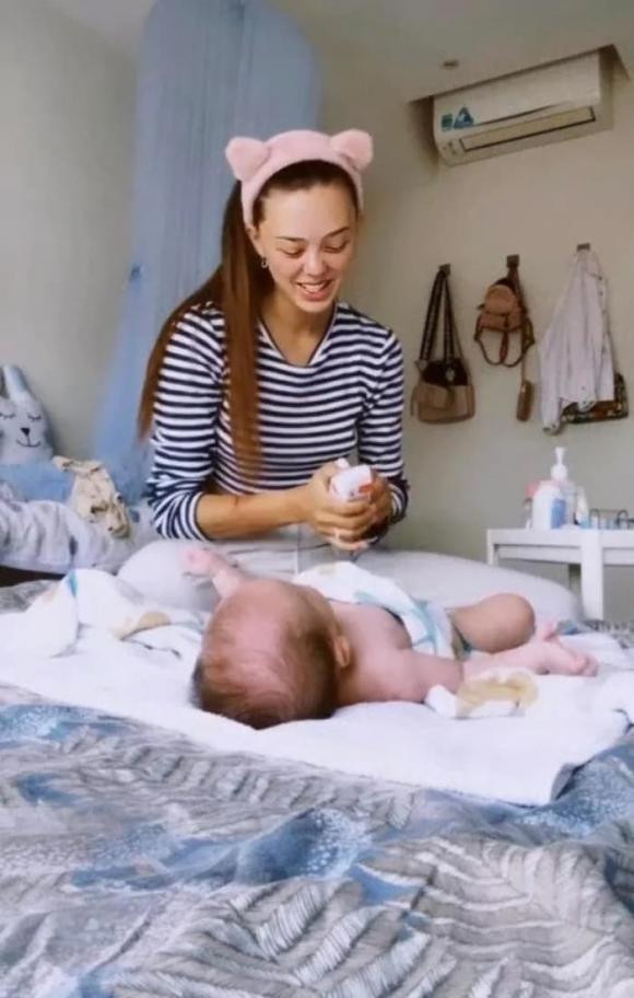 Dù không lung linh, song bà xã Bùi Tiến Dũng cũng khiến công chúng xuýt xoa trước nhan sắc thực xinh đẹp.