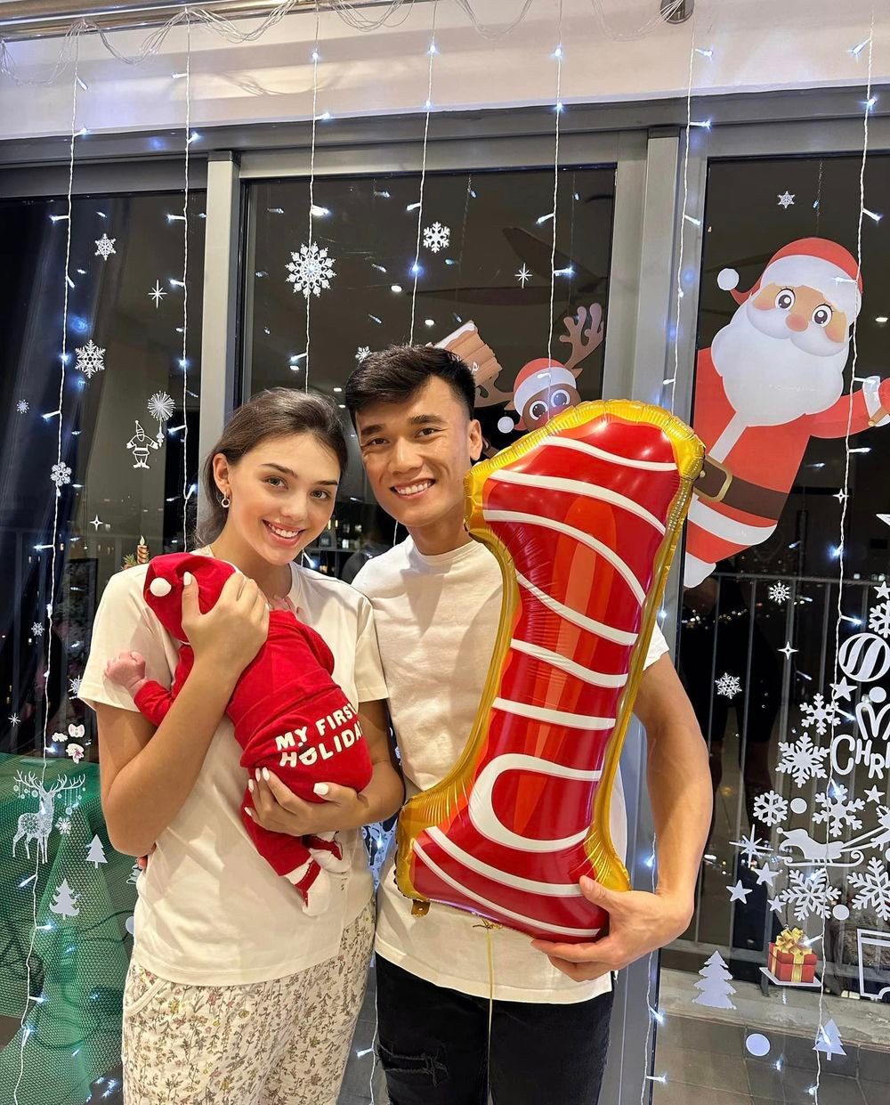 Từ khi con trai chào đời, hôn nhân của Bùi Tiến Dũng và bà xã người Ukraina ngày càng viên mãn hơn. Dù bận rộn với việc tập luyện trên sân cỏ, nam thủ môn luôn dành thời gian cho gia đình.