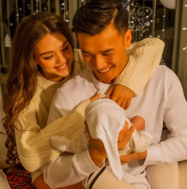 Ngược lại, nữ người mẫu thỉnh thoảng vẫn bay ra Hà Nội cổ vũ tinh thần thi đấu của chồng.