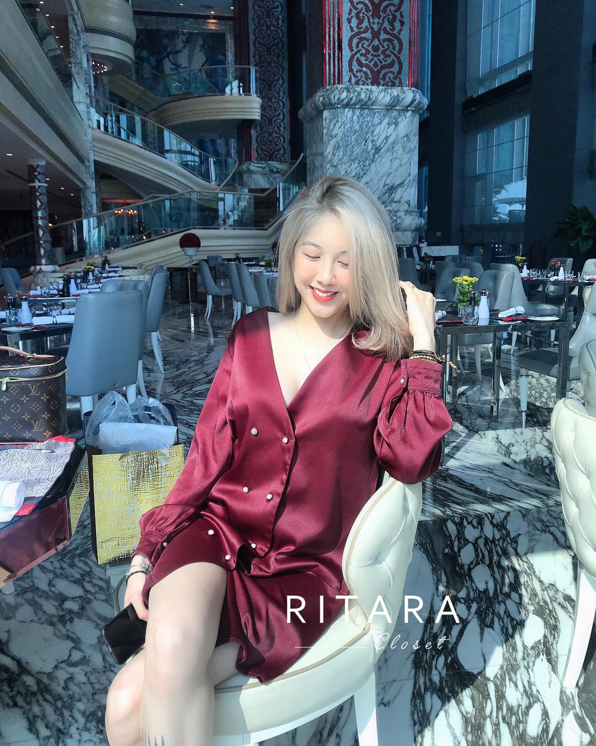 Nhan sắc Trân Mèo ngày càng mặn mà, cuốn hút theo thời gian. Khi bắt đầu chuyển sang kinh doanh đồ ăn, cô nàng được nhiều người gọi với biệt danh "hot girl bánh tráng".