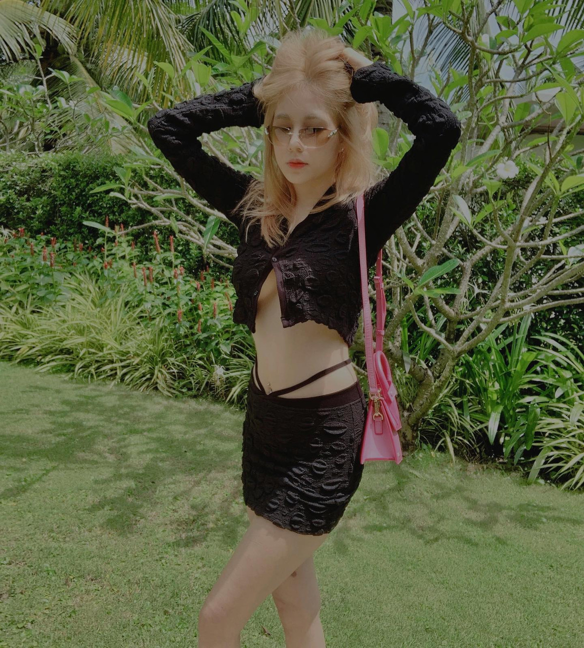 Có thể nói, với sự cập nhật này, hot girl bánh tráng không chỉ khẳng định được nhan sắc và phong cách của mình mà còn làm mọi người phải trầm trồ vì sự tự tin và sắc sảo hơn trong từng khoảnh khắc.