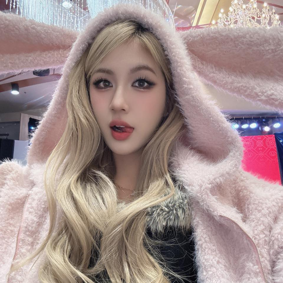 Với phong cách giao tiếp đáng yêu và gần gũi, hot girl bánh tráng được cộng đồng mạng yêu mến nhờ vào những video vui vẻ, dễ thương.