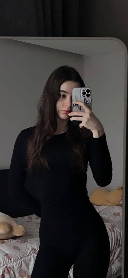 Vẻ đẹp trong sáng, thuần khiết và vóc dáng chuẩn còn khiến nàng thơ 9X được người yêu mến ưu ái với nhiều tên gọi khác như là “búp bê Nga”, “người đẹp không góc chết”.