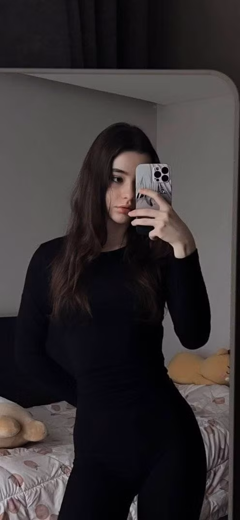 Vẻ đẹp trong sáng, thuần khiết và vóc dáng chuẩn còn khiến nàng thơ 9X được người yêu mến ưu ái với nhiều tên gọi khác như là “búp bê Nga”, “người đẹp không góc chết”.