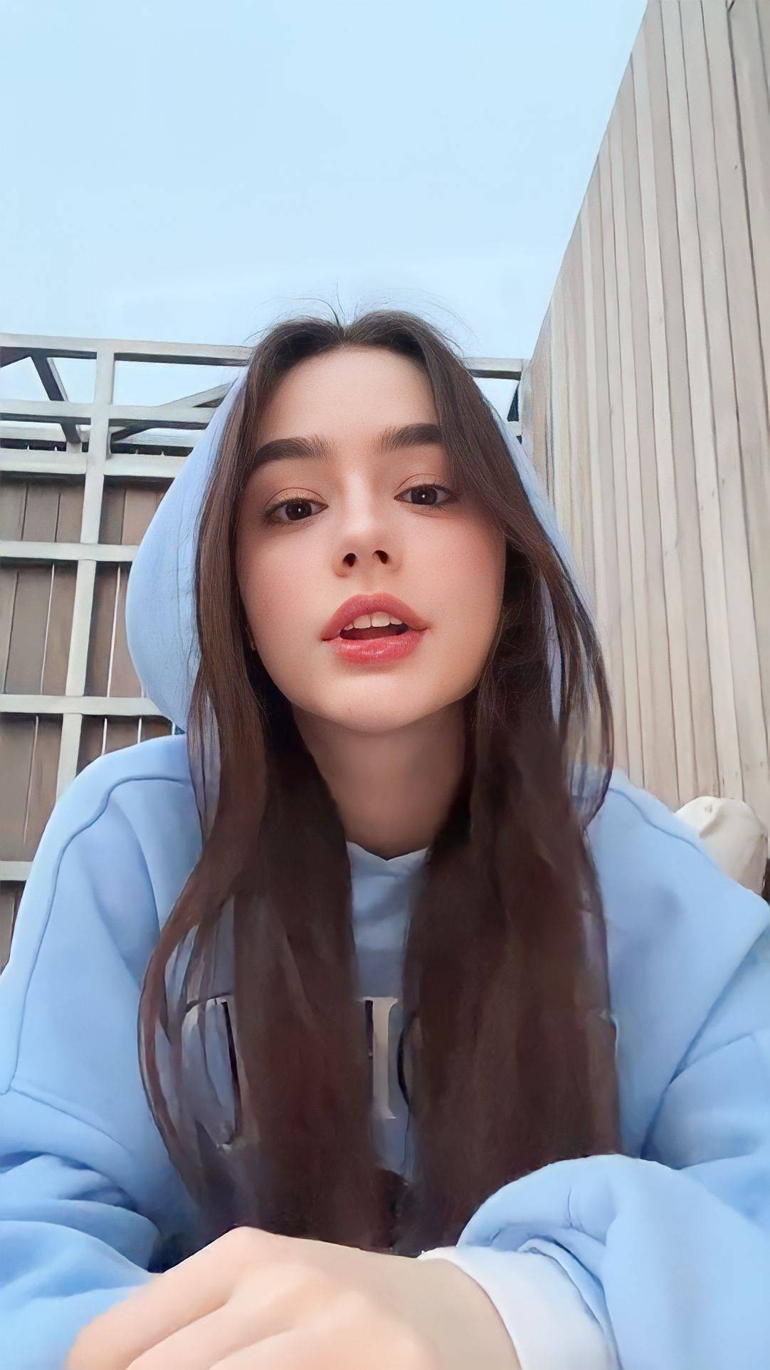 Mặc dù là gương mặt được giới trẻ biết đến rộng rãi nhưng cũng không có quá nhiều thông tin riêng tư của Dasha được tiết lộ. Cô bất ngờ nổi tiếng từ năm 2017 với những bức ảnh đăng trên trang cá nhân của mình.