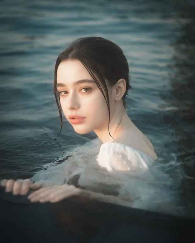 Instagram của Dasha ngập tràn những tấm hình chụp từ chân dung cho tới toàn thân. Trong bất cứ bức ảnh nào cô nàng cũng đều thể hiện được nhan sắc xuất thần và thánh thiện.