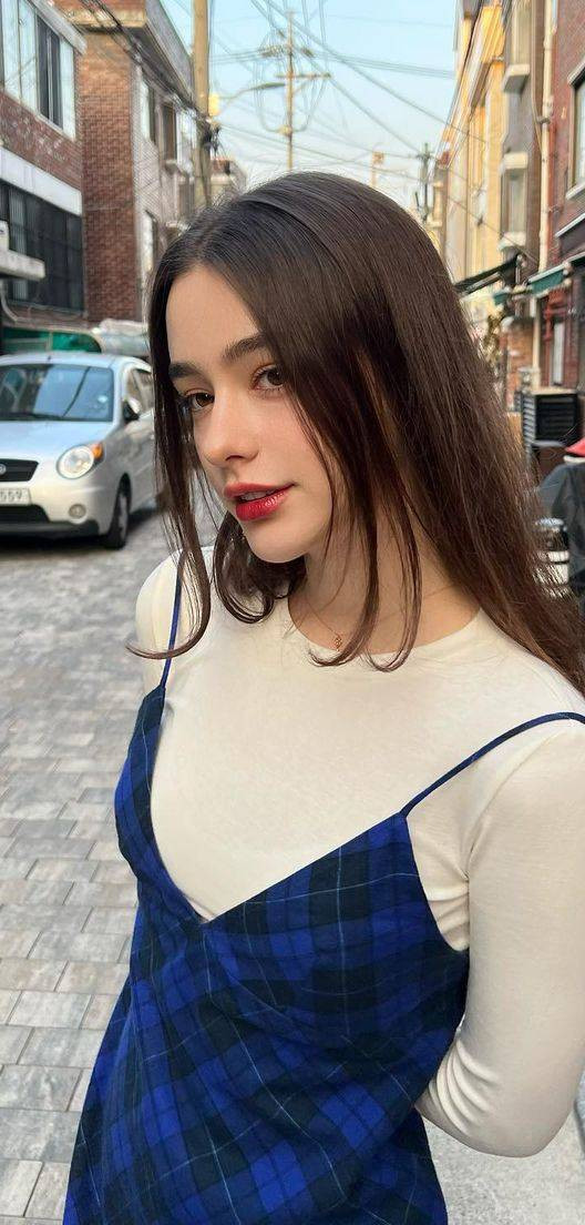 Nhiều người bình luận rằng nhìn cô mới thấy vùng đất nơi cô sinh ra không hổ danh là một trong những đất nước có phụ nữ đẹp nhất thế giới.