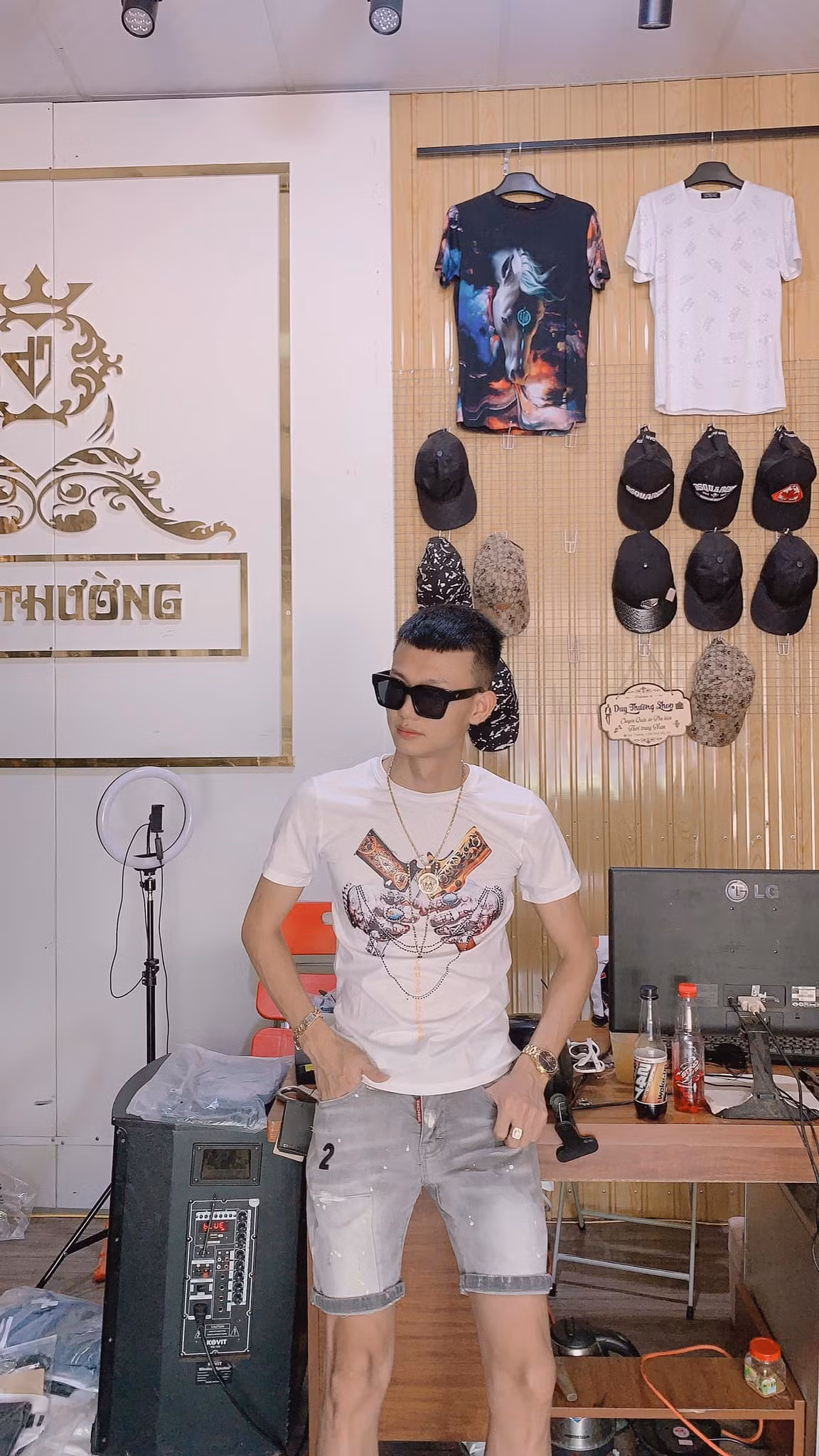 Loạt chủ đề mê tín dị đoan, gọi vong trên kênh của Duy Thường cũng xuất hiện khá nhiều. Ngoài ra, nội dung chủ đạo của 2 kênh là cuộc sống thường ngày của các thành viên nhóm. Những màn troll, thử thách vô bổ nhưng có lượt view rất cao, từ vài trăm nghìn đến hàng triệu lượt xem.