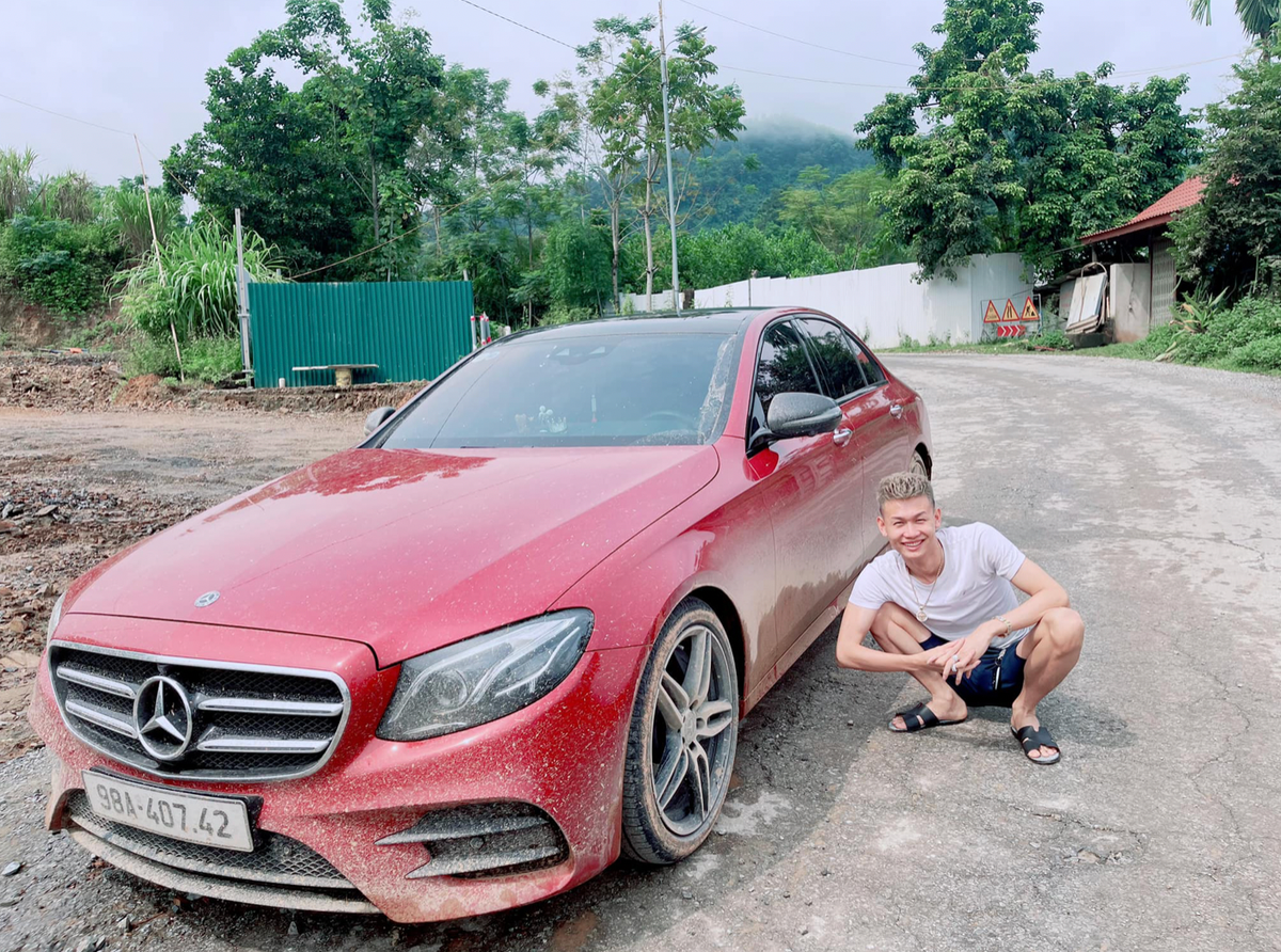 Bị công an bắt, ê-kíp kênh Youtube Duy Thường "tiện thể" làm luôn clip đăng trên kênh. Tuy nhiên, tâm điểm chú ý đổ dồn vào thái độ của nhân vật chính.