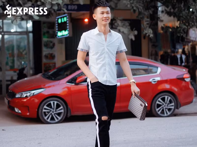 Phát hiện, lực lượng CSGT đã ra tín hiệu dừng xe kiểm tra và lập biên bản xử phạt với chủ kênh Youtube Duy Thường.